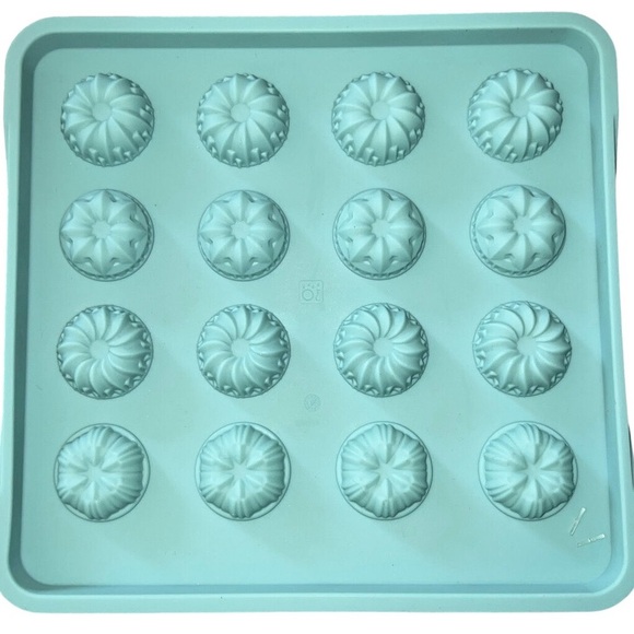 New & sealed pampered chef fluted chocolate mold - Picture 1 of 3